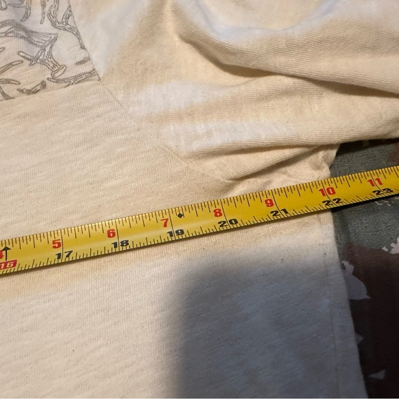 Legendary Whitetails XXL cream colored top with antler design - NWOT - Picture 9 of 10